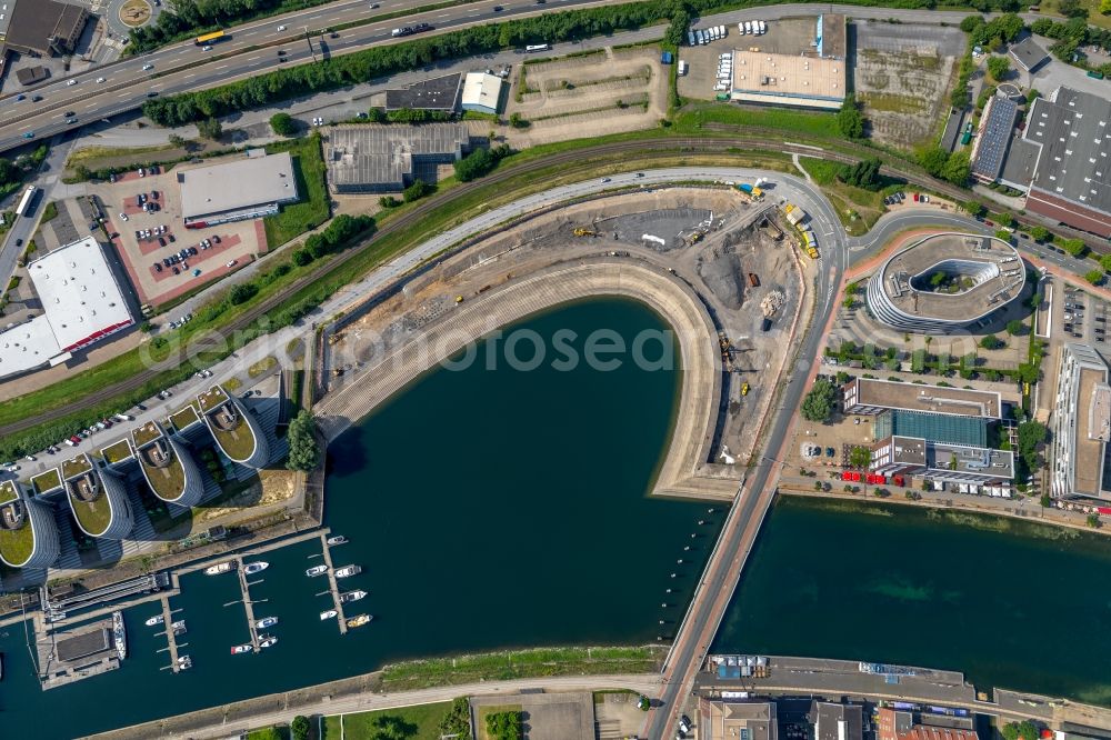 Duisburg from above - Quays and boat moorings at the port of the inland port Holzhafen in Innenhafen in Duisburg in the state North Rhine-Westphalia, Germany