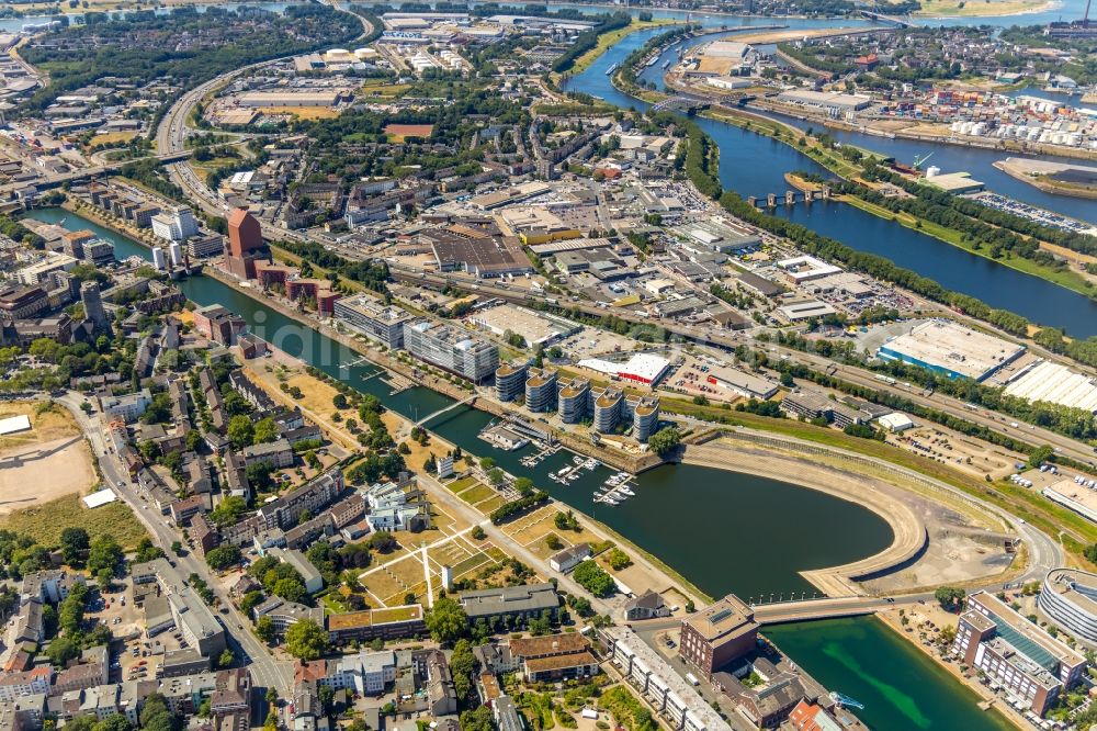 Duisburg from the bird's eye view: Quays and boat moorings at the port of the inland port Holzhafen in Innenhafen in Duisburg in the state North Rhine-Westphalia, Germany