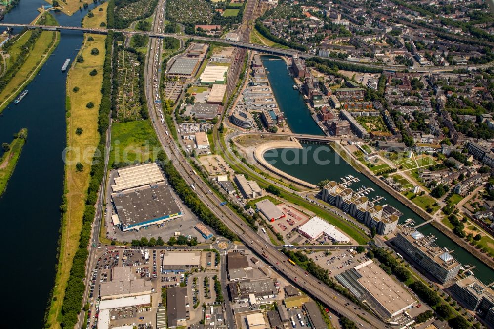 Aerial photograph Duisburg - Quays and boat moorings at the port of the inland port Holzhafen in Innenhafen in Duisburg in the state North Rhine-Westphalia, Germany