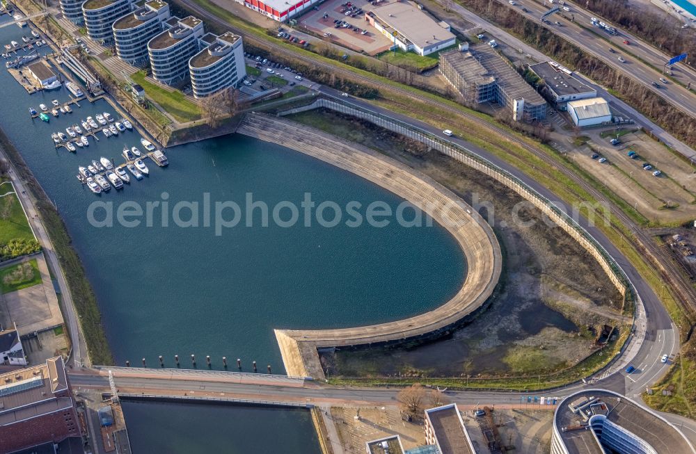 Aerial photograph Duisburg - Quays and boat moorings at the port of the inland port Holzhafen in Innenhafen in Duisburg in the state North Rhine-Westphalia, Germany