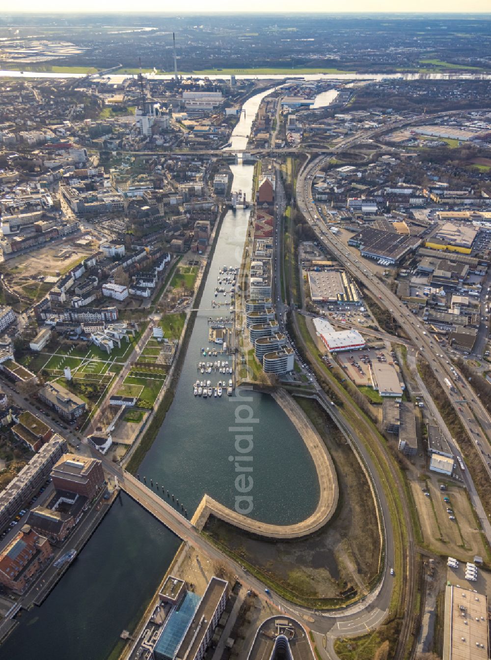 Duisburg from above - Quays and boat moorings at the port of the inland port Holzhafen in Innenhafen in Duisburg in the state North Rhine-Westphalia, Germany