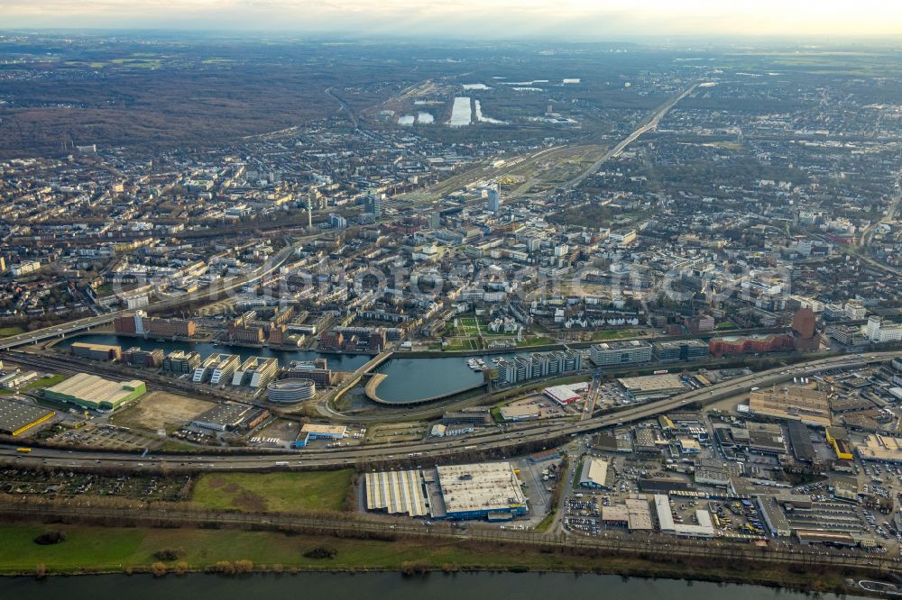 Duisburg from the bird's eye view: Quays and boat moorings at the port of the inland port Holzhafen in Innenhafen in Duisburg in the state North Rhine-Westphalia, Germany