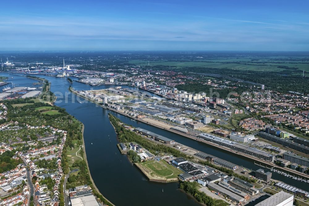 Aerial photograph Bremen - Quays and boat moorings at the port of the inland port in the district Ueberseestadt in Bremen, Germany