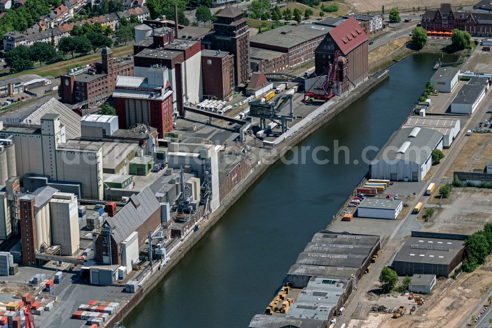 Aerial image Bremen - Quays and boat moorings at the port of the inland port in the district Ueberseestadt in Bremen, Germany