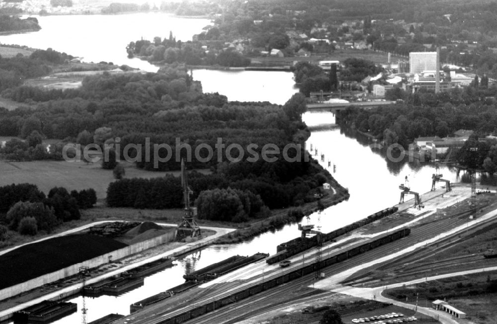 Aerial image Königs Wusterhausen - Quays and boat moorings at the port of the inland port GUeTERVERKEHRSZENTRUM ( GVZ ) SCHOeNEFELDER KREUZ in the district Niederlehme in Koenigs Wusterhausen in the state Brandenburg, Germany