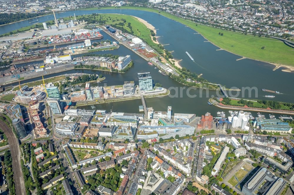 Aerial photograph Düsseldorf - Quays and boat moorings at the port of the inland port of the Rhine river in Duesseldorf in the state North Rhine-Westphalia, Germany