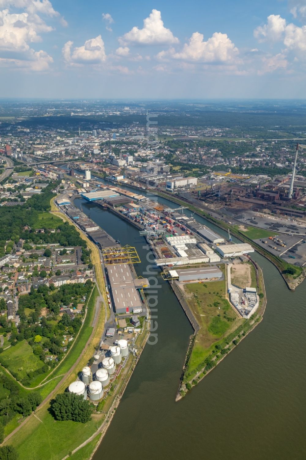 Duisburg from the bird's eye view: Quays and boat moorings at the port of the inland port on Rhein in Duisburg in the state North Rhine-Westphalia, Germany