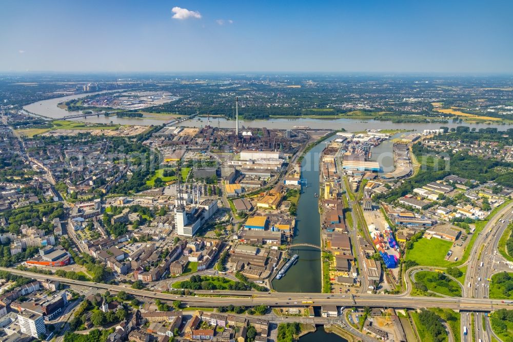 Aerial photograph Duisburg - Quays and boat moorings at the port of the inland port on Rhein in the district Neuenkamp in Duisburg at Ruhrgebiet in the state North Rhine-Westphalia, Germany