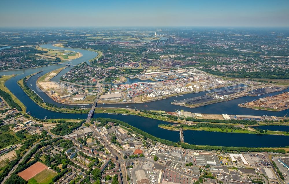 Aerial image Duisburg - Quays and boat moorings at the port of the inland port on Rhein and on Ruhr in the district Ruhrort in Duisburg in the state North Rhine-Westphalia, Germany