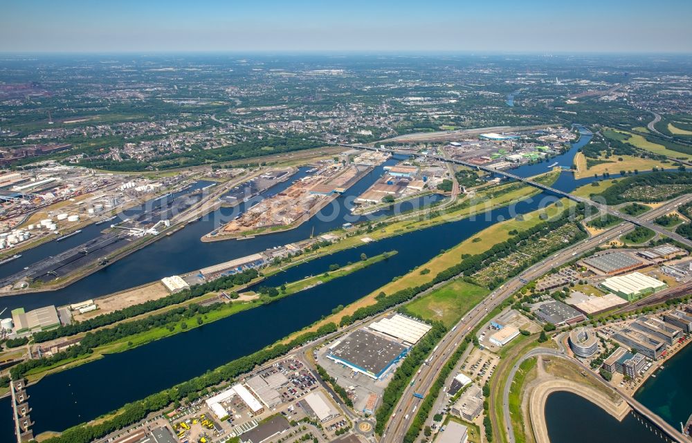 Aerial image Duisburg - Quays and boat moorings at the port of the inland port on Rhein and on Ruhr in the district Ruhrort in Duisburg in the state North Rhine-Westphalia, Germany