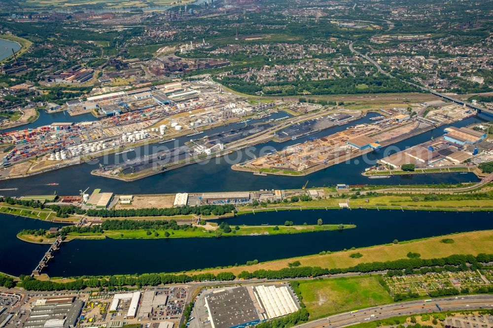 Duisburg from the bird's eye view: Quays and boat moorings at the port of the inland port on Rhein and on Ruhr in the district Ruhrort in Duisburg in the state North Rhine-Westphalia, Germany