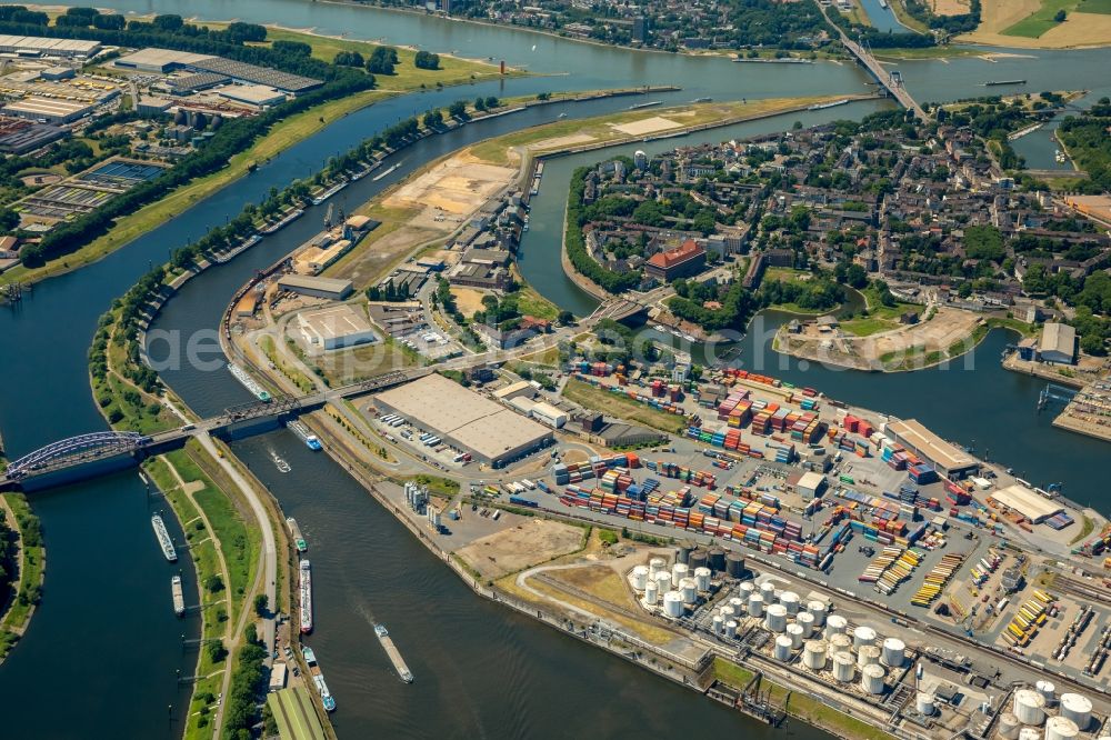 Duisburg from the bird's eye view: Quays and boat moorings at the port of the inland port on Rhein and on Ruhr in the district Ruhrort in Duisburg in the state North Rhine-Westphalia, Germany