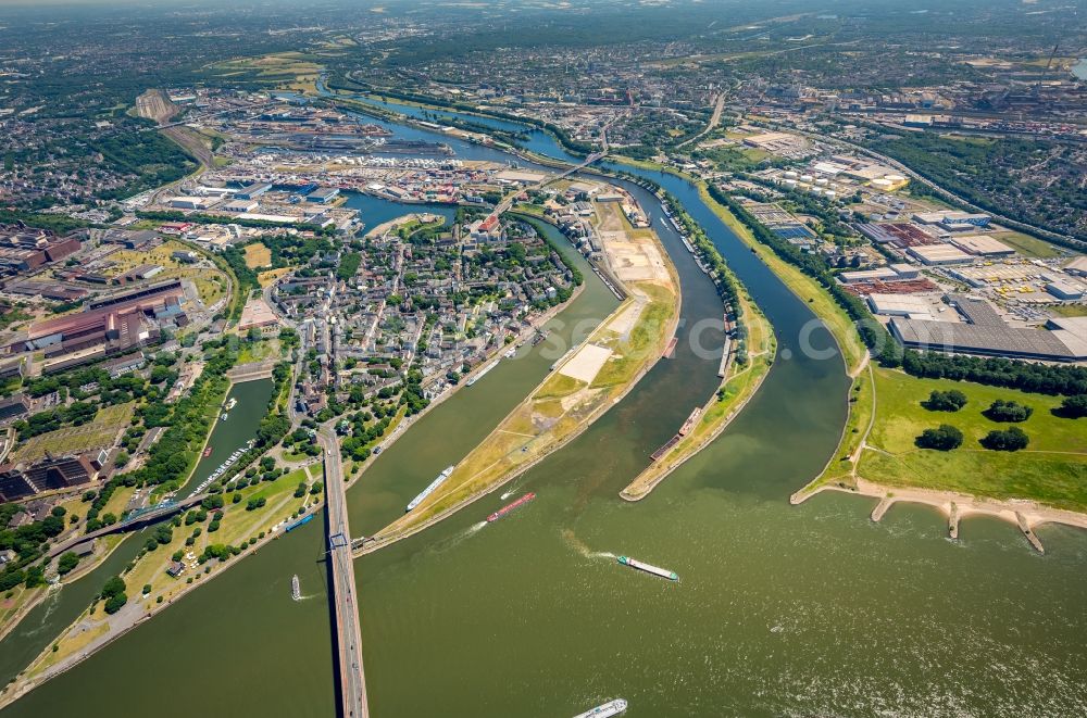 Duisburg from the bird's eye view: Quays and boat moorings at the port of the inland port on Rhein and on Ruhr in the district Ruhrort in Duisburg in the state North Rhine-Westphalia, Germany