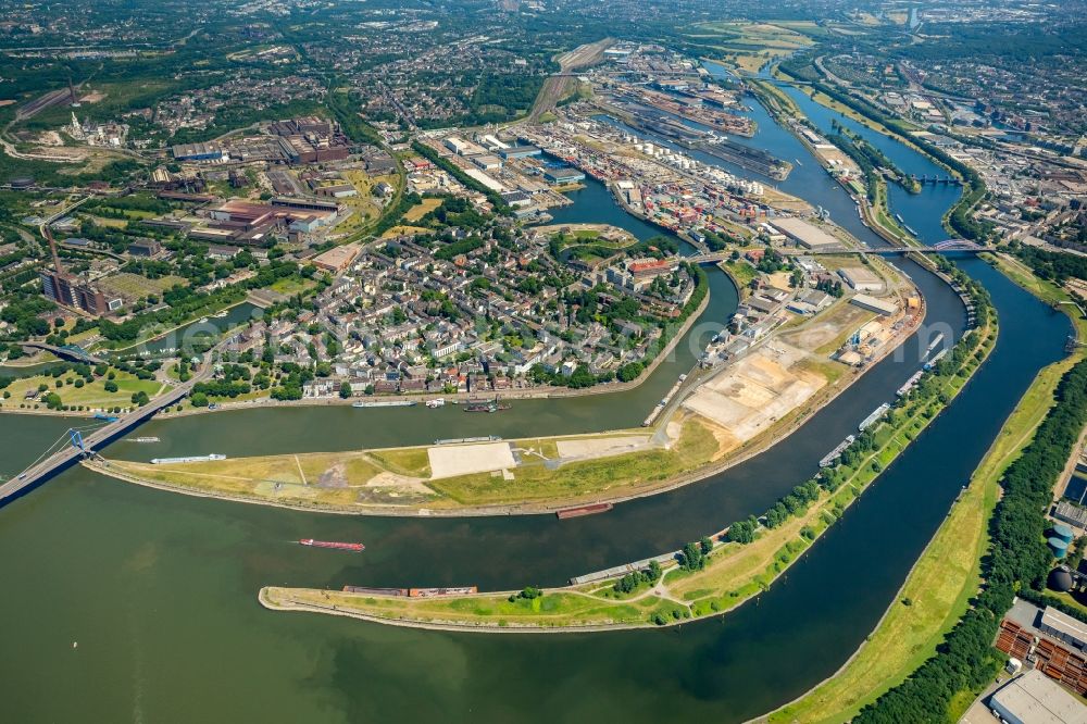 Aerial photograph Duisburg - Quays and boat moorings at the port of the inland port on Rhein and on Ruhr in the district Ruhrort in Duisburg in the state North Rhine-Westphalia, Germany