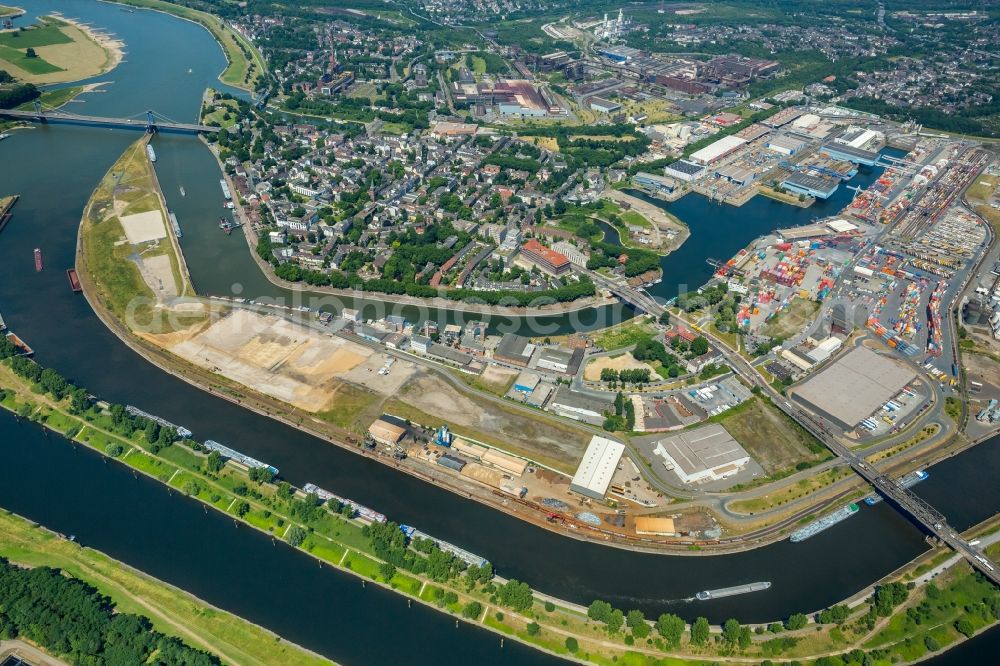 Aerial image Duisburg - Quays and boat moorings at the port of the inland port on Rhein and on Ruhr in the district Ruhrort in Duisburg in the state North Rhine-Westphalia, Germany