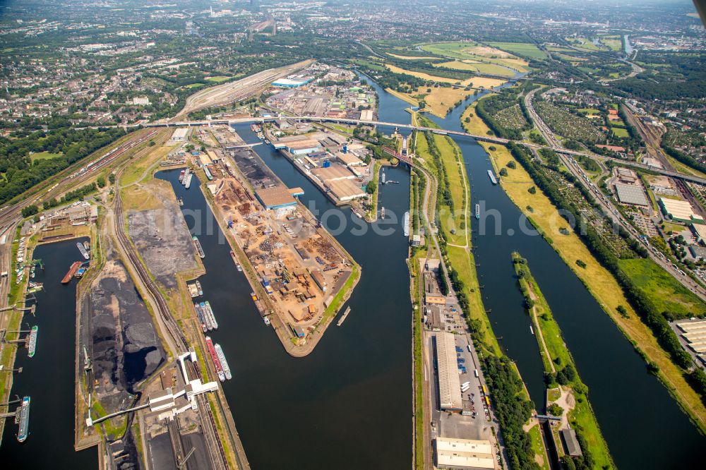 Duisburg from the bird's eye view: Quays and boat moorings at the port of the inland port on Rhein and on Ruhr in the district Ruhrort in Duisburg at Ruhrgebiet in the state North Rhine-Westphalia, Germany