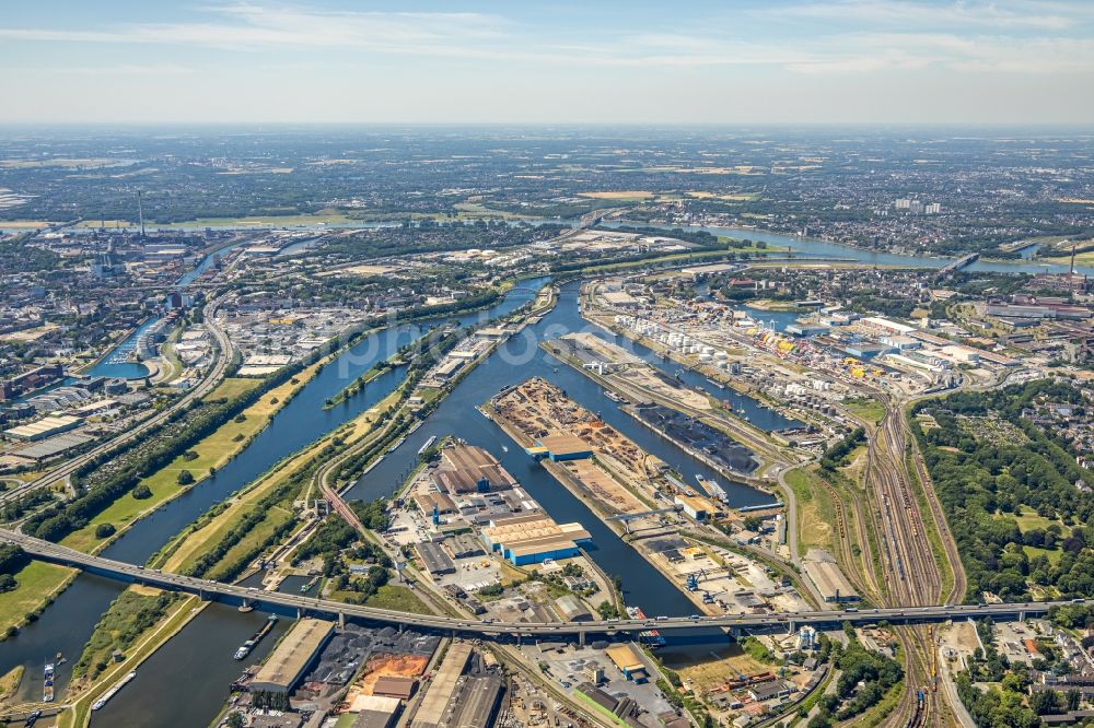 Aerial photograph Duisburg - Quays and boat moorings at the port of the inland port on Rhein and on Ruhr in the district Ruhrort in Duisburg in the state North Rhine-Westphalia, Germany