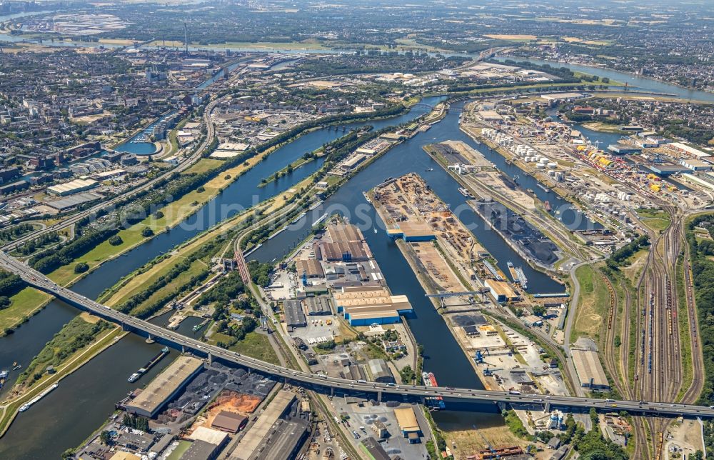 Duisburg from the bird's eye view: Quays and boat moorings at the port of the inland port on Rhein and on Ruhr in the district Ruhrort in Duisburg in the state North Rhine-Westphalia, Germany