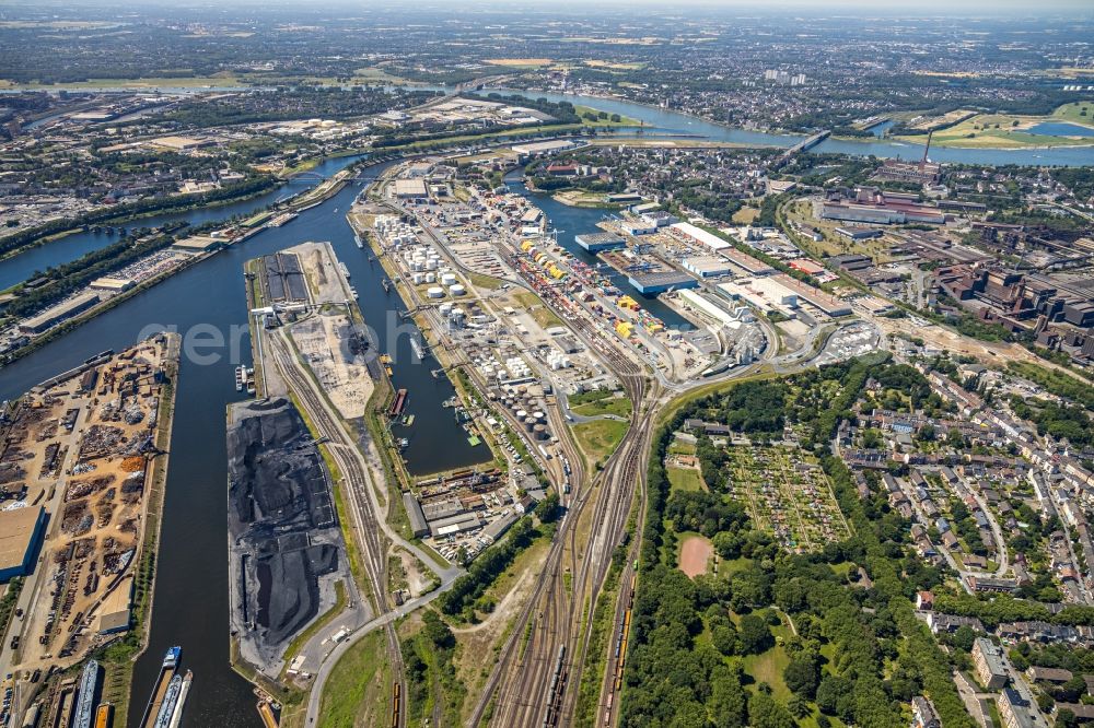 Aerial image Duisburg - Quays and boat moorings at the port of the inland port on Rhein and on Ruhr in the district Ruhrort in Duisburg in the state North Rhine-Westphalia, Germany