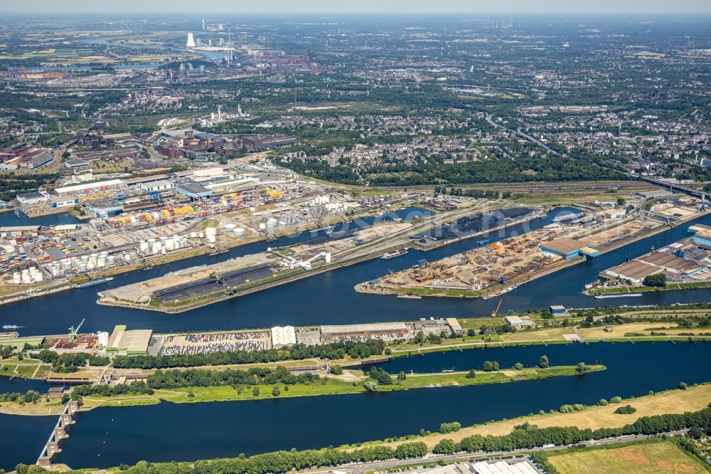 Duisburg from the bird's eye view: Quays and boat moorings at the port of the inland port on Rhein and on Ruhr in the district Ruhrort in Duisburg in the state North Rhine-Westphalia, Germany