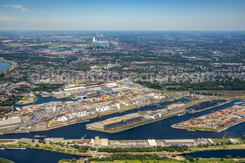 Duisburg from the bird's eye view: Quays and boat moorings at the port of the inland port on Rhein and on Ruhr in the district Ruhrort in Duisburg in the state North Rhine-Westphalia, Germany