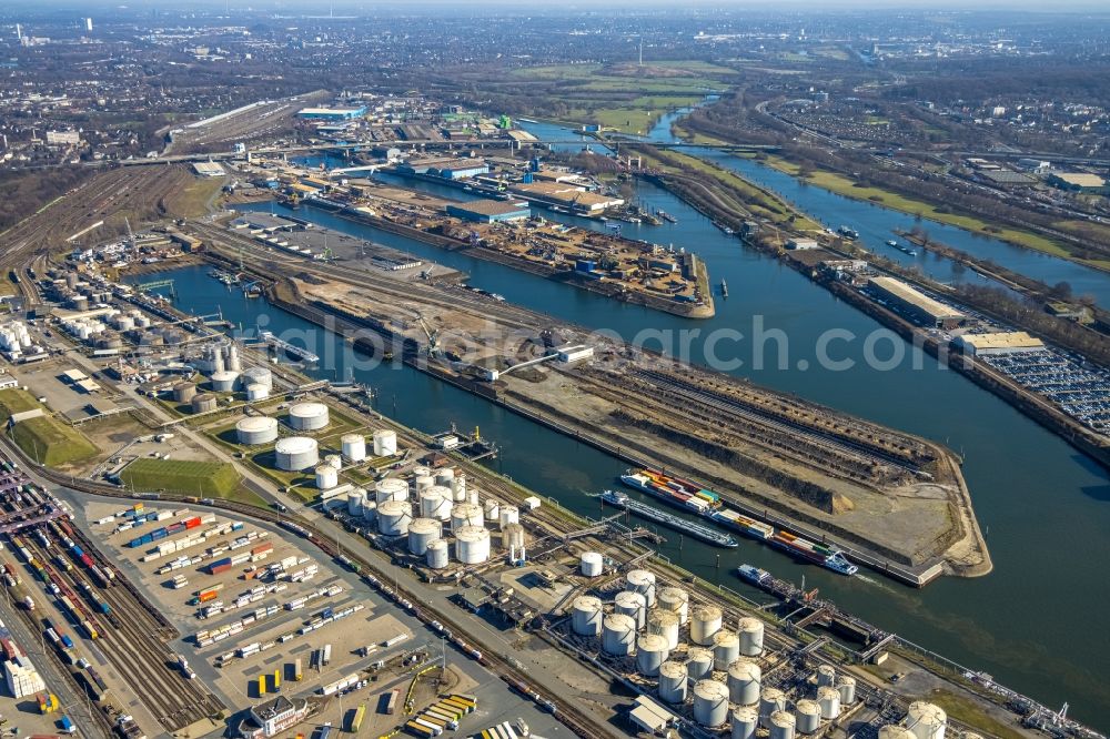 Duisburg from the bird's eye view: Quays and boat moorings at the port of the inland port on Rhein and on Ruhr in the district Ruhrort in Duisburg in the state North Rhine-Westphalia, Germany