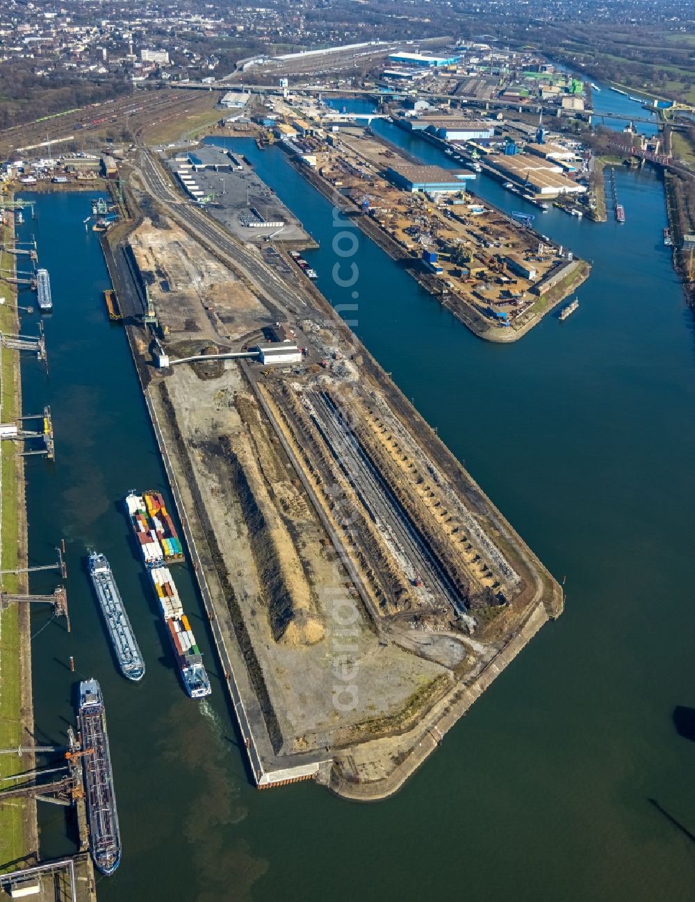 Aerial photograph Duisburg - Quays and boat moorings at the port of the inland port on Rhein and on Ruhr in the district Ruhrort in Duisburg in the state North Rhine-Westphalia, Germany