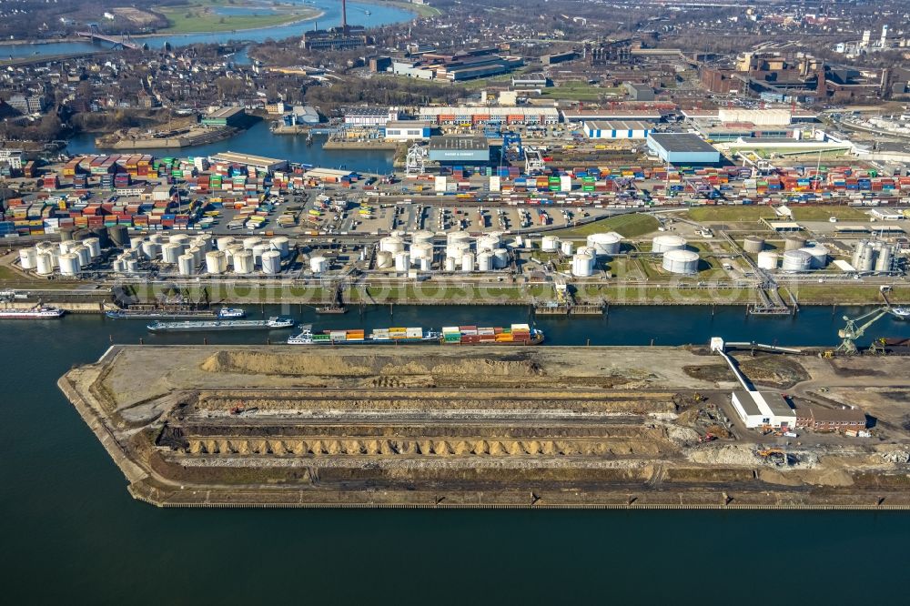 Aerial photograph Duisburg - Quays and boat moorings at the port of the inland port on Rhein and on Ruhr in the district Ruhrort in Duisburg in the state North Rhine-Westphalia, Germany