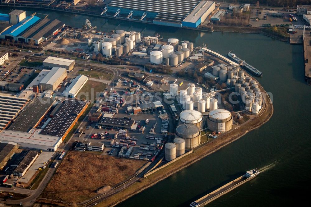 Mannheim from the bird's eye view: Quays and boat moorings at the port of the inland port Rheinauhafen on Rhine in the district Rheinau in Mannheim in the state Baden-Wuerttemberg, Germany