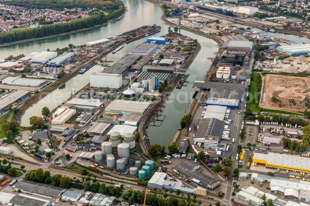 Mannheim from the bird's eye view: Quays and boat moorings at the port of the inland port Rheinauhafen on Rhine in the district Rheinau in Mannheim in the state Baden-Wuerttemberg, Germany