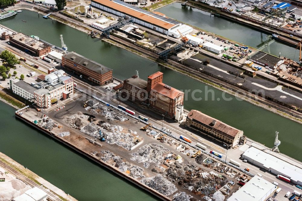 Karlsruhe from the bird's eye view: Quays and boat moorings at the port of the inland port Rheinhafen in Karlsruhe in the state Baden-Wuerttemberg, Germany