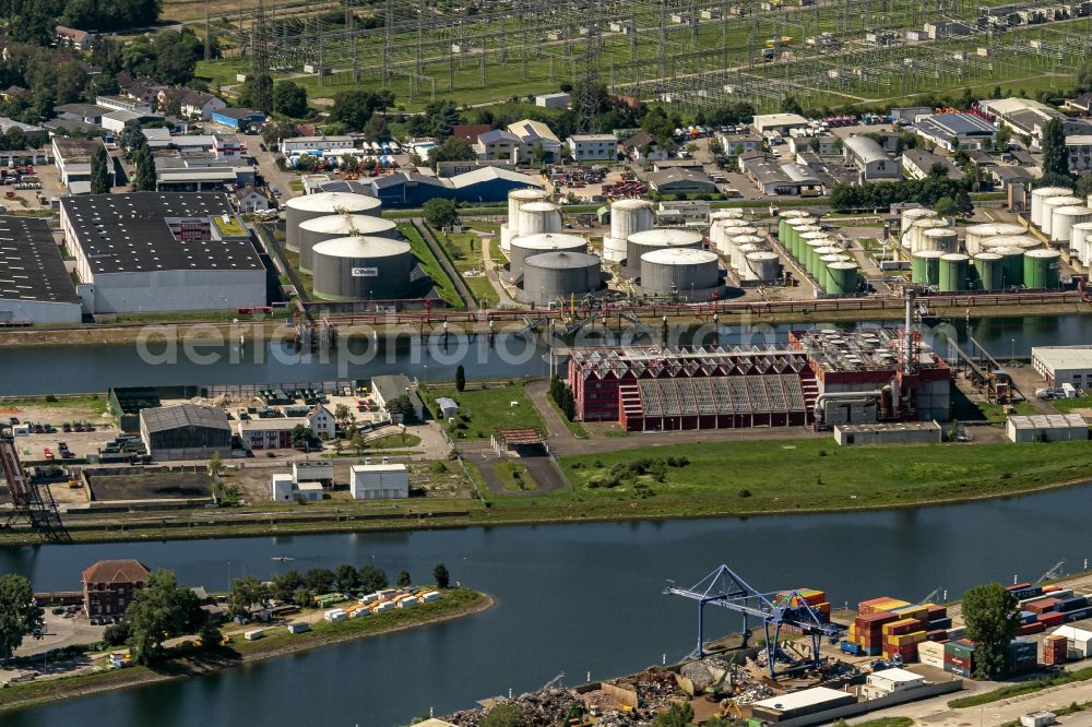 Karlsruhe from the bird's eye view: Quays and boat moorings at the port of the inland port Rheinhafen in Karlsruhe in the state Baden-Wuerttemberg, Germany