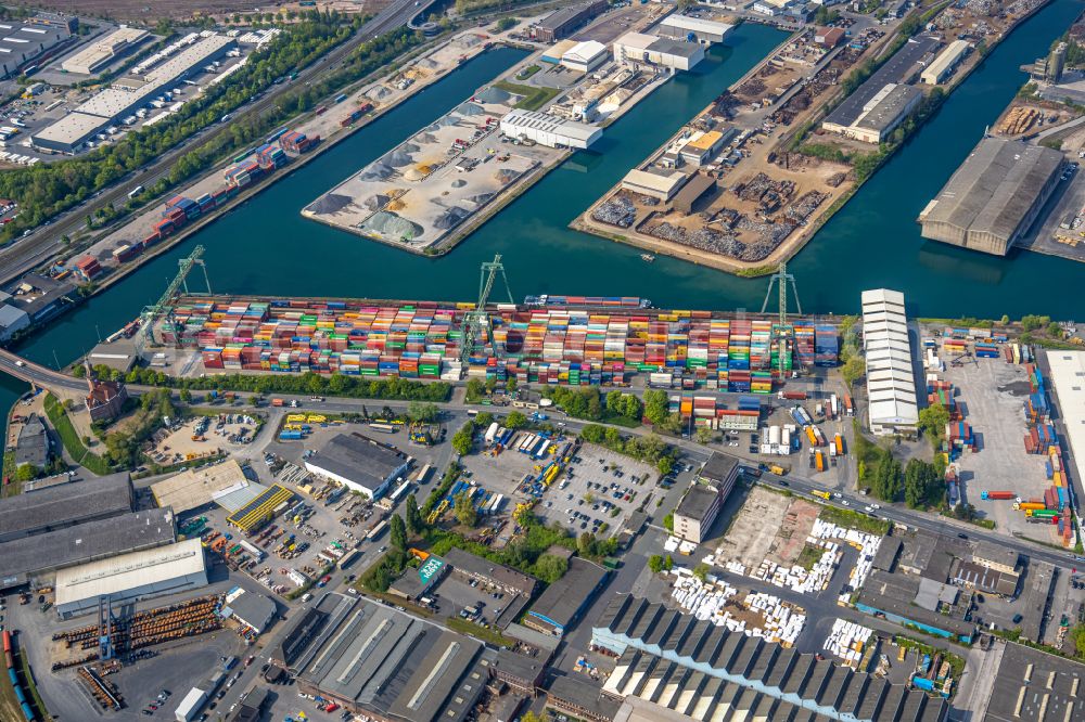 Aerial photograph Dortmund - Quays and boat moorings at the port of the inland port on Speicherstrasse - Lagerhausstrasse in the district Hafen in Dortmund in the state North Rhine-Westphalia, Germany