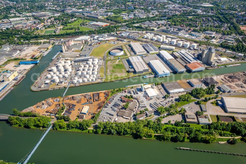 Gelsenkirchen from above - Quays and boat moorings at the port of the inland port Stadthafen Gelsenkirchen in the state North Rhine-Westphalia, Germany