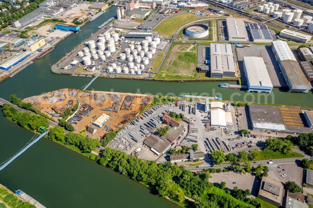 Gelsenkirchen from the bird's eye view: Quays and boat moorings at the port of the inland port Stadthafen Gelsenkirchen in the state North Rhine-Westphalia, Germany