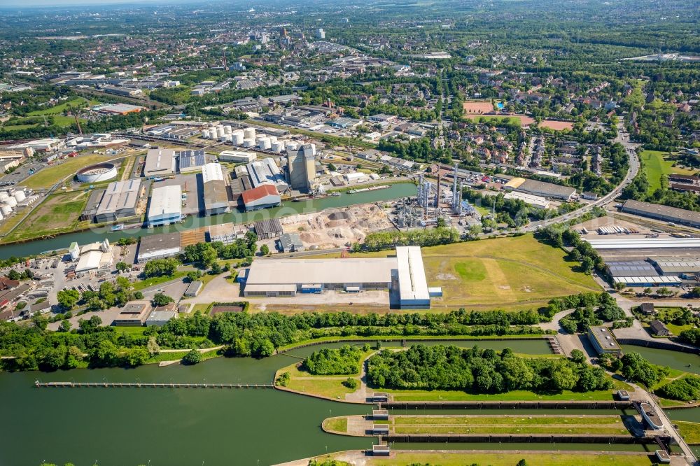 Aerial photograph Gelsenkirchen - Quays and boat moorings at the port of the inland port Stadthafen Gelsenkirchen in the state North Rhine-Westphalia, Germany