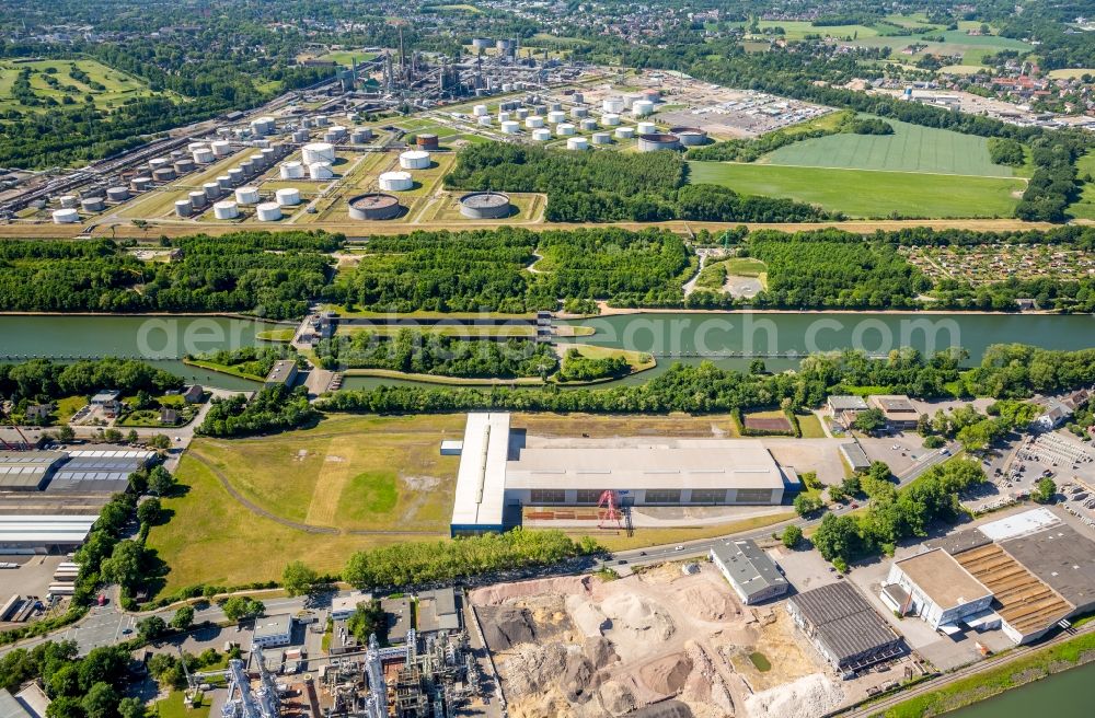 Gelsenkirchen from above - Quays and boat moorings at the port of the inland port Stadthafen Gelsenkirchen in the state North Rhine-Westphalia, Germany