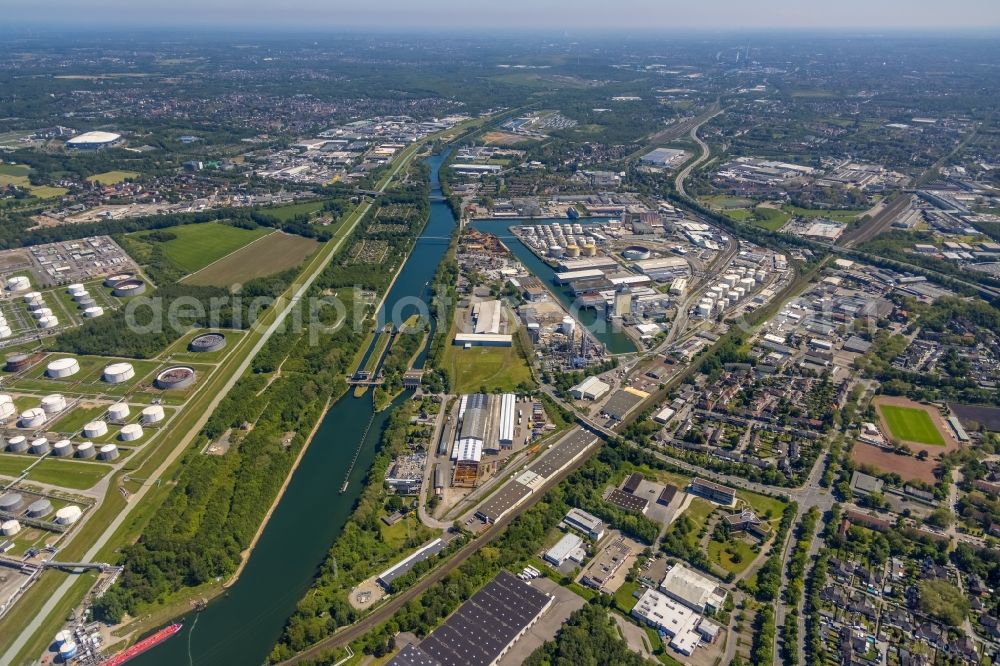 Gelsenkirchen from the bird's eye view: Quays and boat moorings at the port of the inland port Stadthafen Gelsenkirchen at Ruhrgebiet in the state North Rhine-Westphalia, Germany