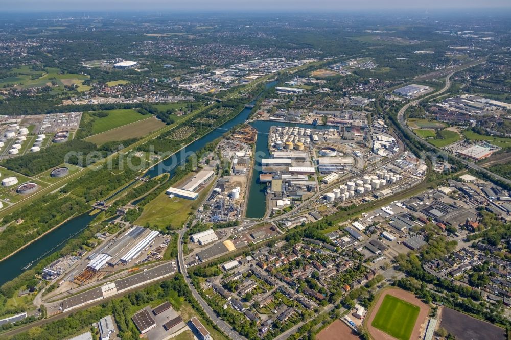 Aerial image Gelsenkirchen - Quays and boat moorings at the port of the inland port Stadthafen Gelsenkirchen at Ruhrgebiet in the state North Rhine-Westphalia, Germany