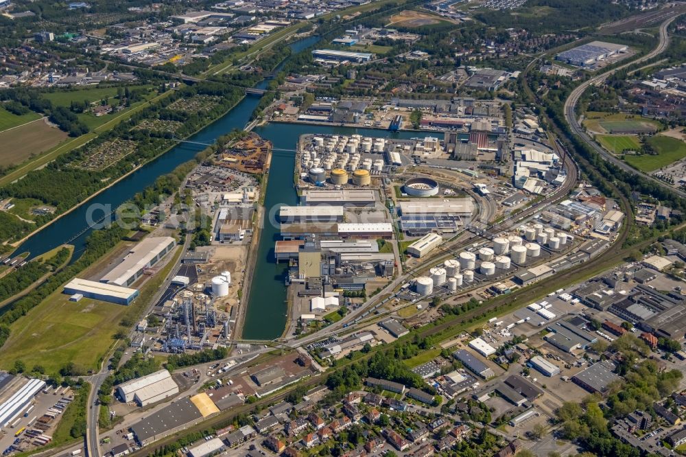 Aerial photograph Gelsenkirchen - Quays and boat moorings at the port of the inland port Stadthafen Gelsenkirchen at Ruhrgebiet in the state North Rhine-Westphalia, Germany