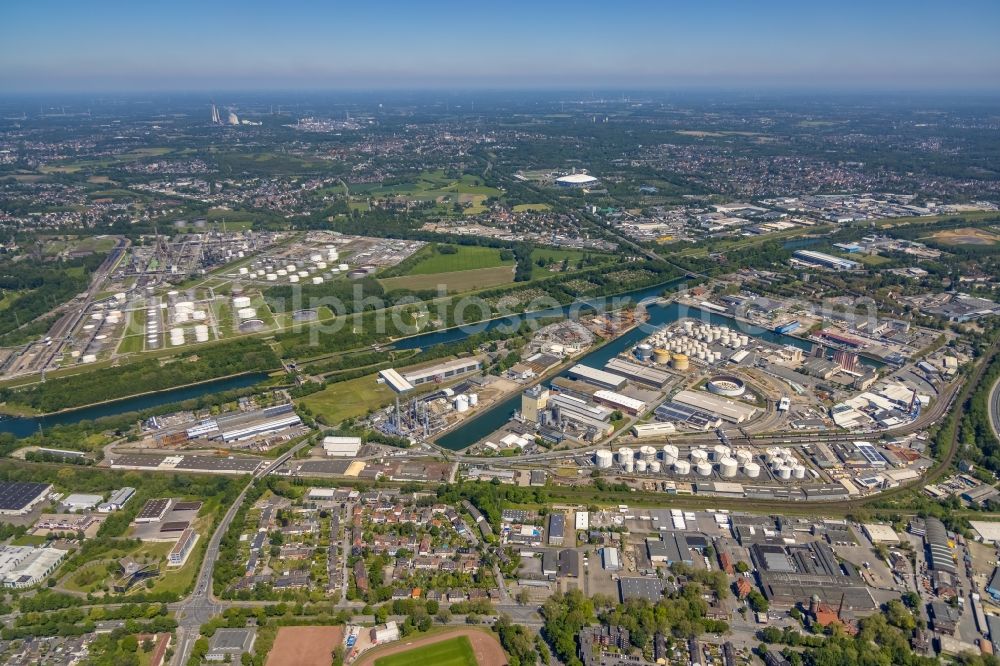 Gelsenkirchen from above - Quays and boat moorings at the port of the inland port Stadthafen Gelsenkirchen at Ruhrgebiet in the state North Rhine-Westphalia, Germany