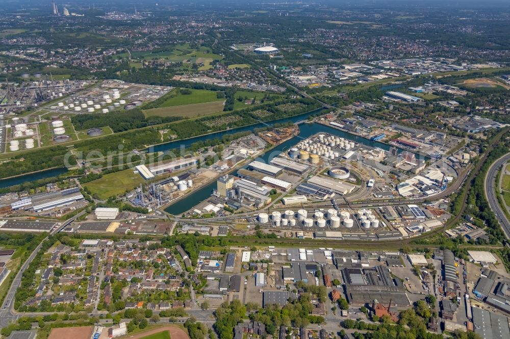 Gelsenkirchen from the bird's eye view: Quays and boat moorings at the port of the inland port Stadthafen Gelsenkirchen at Ruhrgebiet in the state North Rhine-Westphalia, Germany