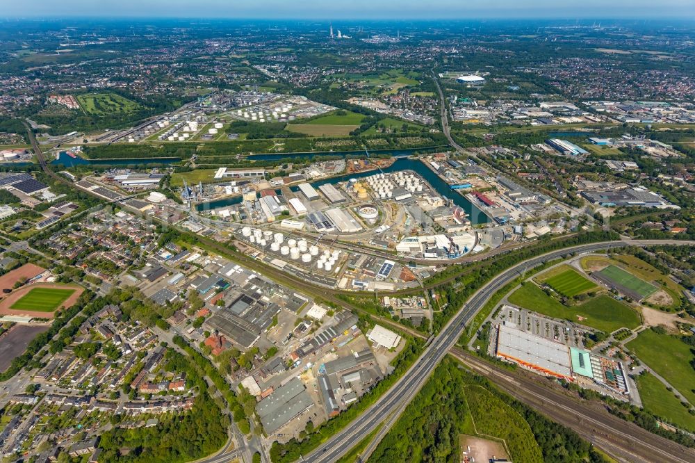 Aerial image Gelsenkirchen - Quays and boat moorings at the port of the inland port Stadthafen Gelsenkirchen at Ruhrgebiet in the state North Rhine-Westphalia, Germany