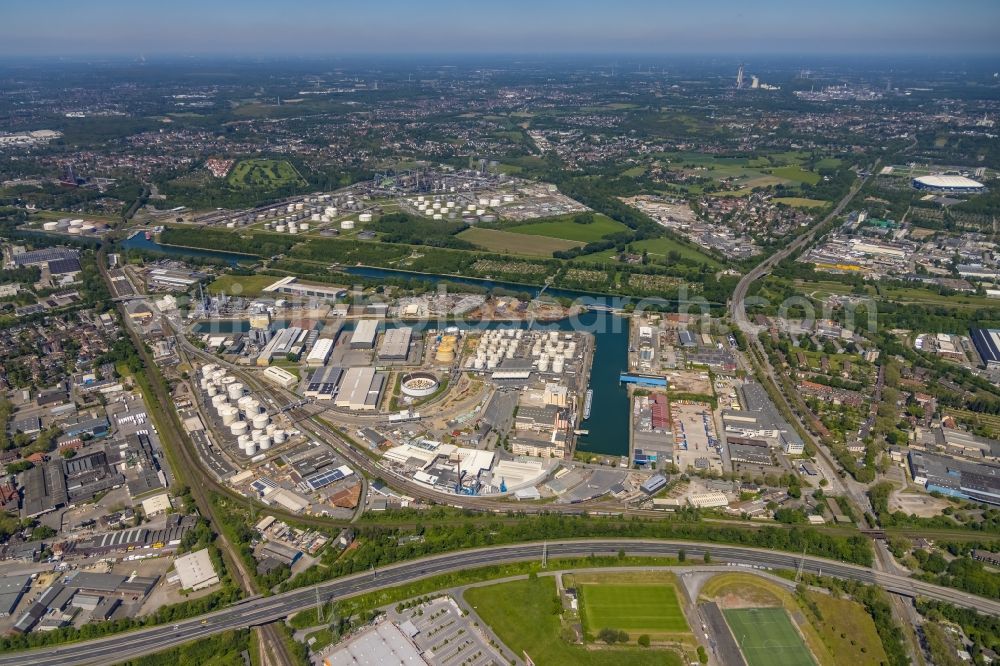 Aerial photograph Gelsenkirchen - Quays and boat moorings at the port of the inland port Stadthafen Gelsenkirchen at Ruhrgebiet in the state North Rhine-Westphalia, Germany