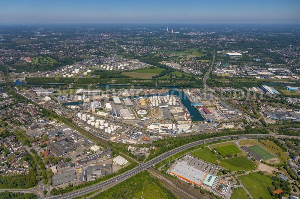 Gelsenkirchen from above - Quays and boat moorings at the port of the inland port Stadthafen Gelsenkirchen at Ruhrgebiet in the state North Rhine-Westphalia, Germany