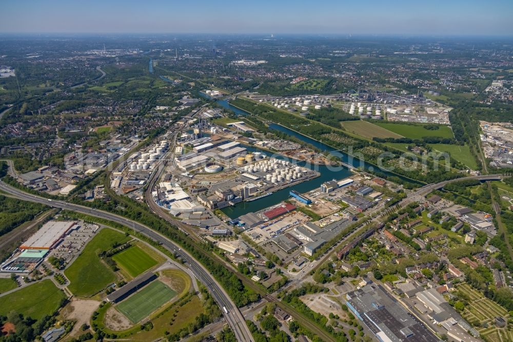 Gelsenkirchen from the bird's eye view: Quays and boat moorings at the port of the inland port Stadthafen Gelsenkirchen at Ruhrgebiet in the state North Rhine-Westphalia, Germany