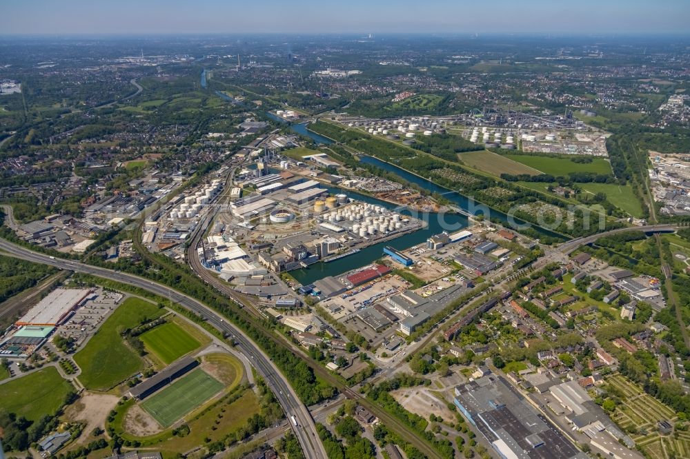 Aerial image Gelsenkirchen - Quays and boat moorings at the port of the inland port Stadthafen Gelsenkirchen at Ruhrgebiet in the state North Rhine-Westphalia, Germany