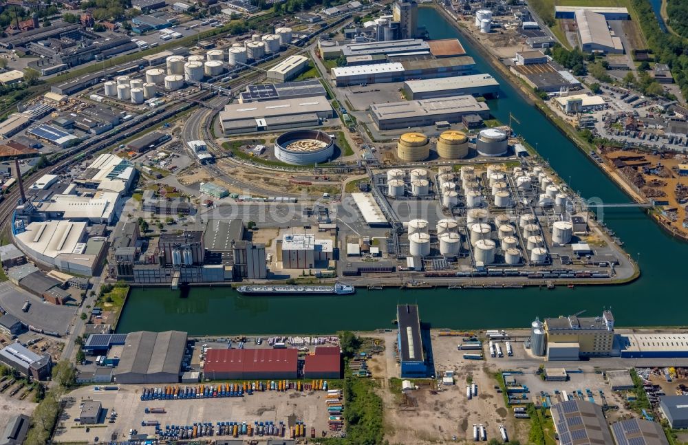 Aerial photograph Gelsenkirchen - Quays and boat moorings at the port of the inland port Stadthafen Gelsenkirchen at Ruhrgebiet in the state North Rhine-Westphalia, Germany