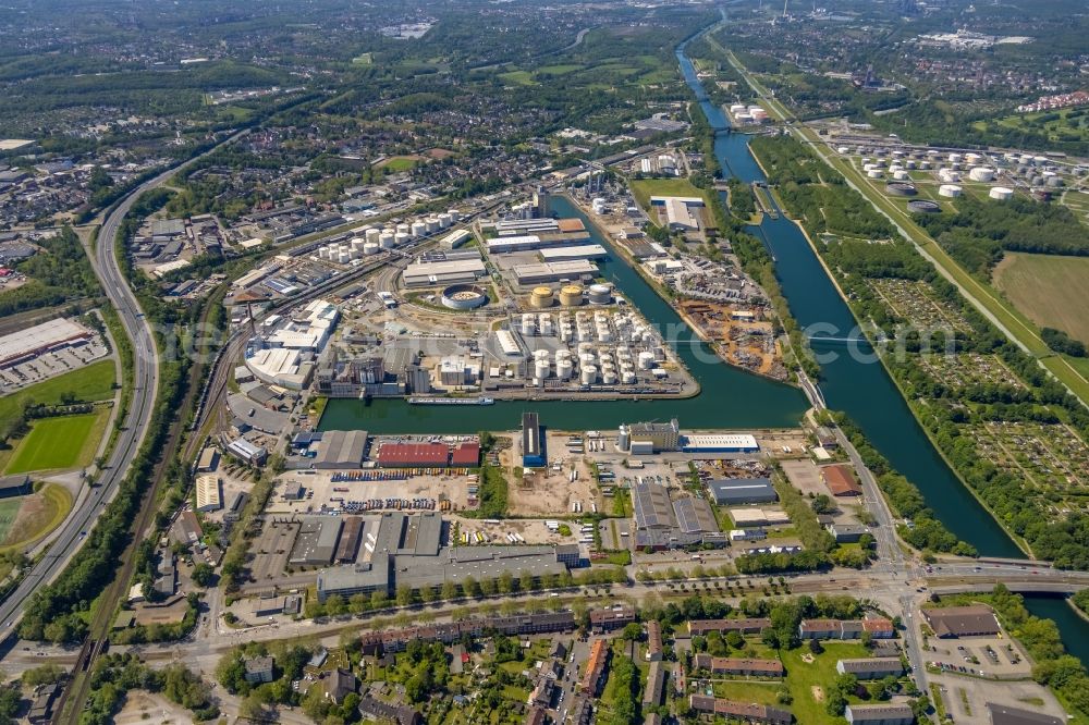 Gelsenkirchen from above - Quays and boat moorings at the port of the inland port Stadthafen Gelsenkirchen at Ruhrgebiet in the state North Rhine-Westphalia, Germany