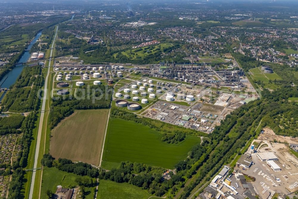 Gelsenkirchen from the bird's eye view: Quays and boat moorings at the port of the inland port Stadthafen Gelsenkirchen at Ruhrgebiet in the state North Rhine-Westphalia, Germany